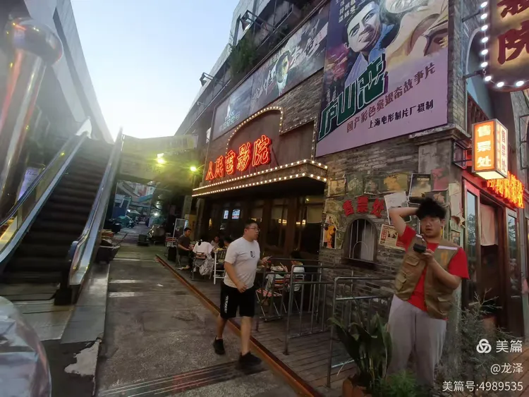 五一节傍晚的热闹的蚌埠华夏第一街区